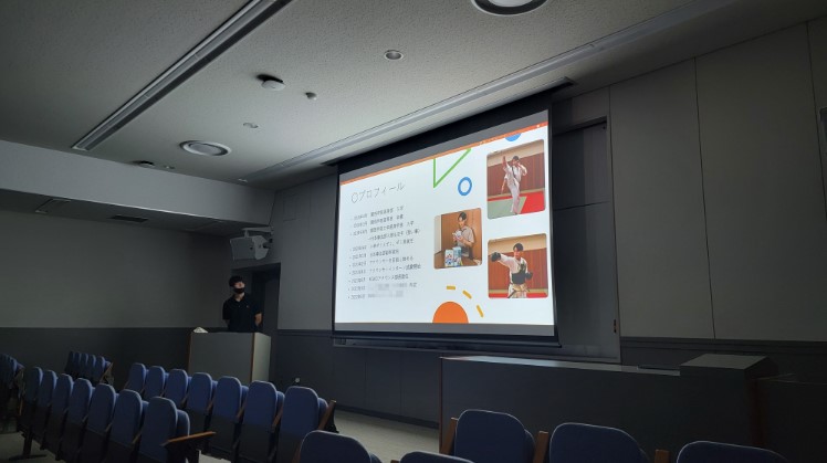母校の高校で就活を終えた卒業生として講演を行う板敷駿希アナ