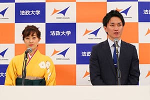 法政大学第137回学位授与式の司会をする渡部峻アナ