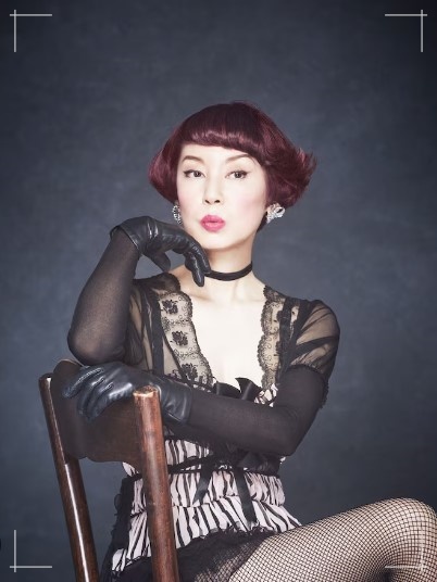 YMOのリーダーでベーシストの細野晴臣との事実婚を噂されているシンガーソングライターのコシミハル（越美晴）