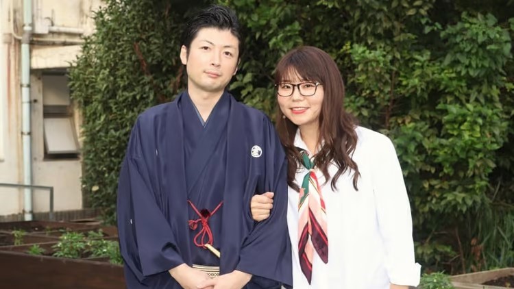 落語家の立川談洲（大江卓）を結婚相手の旦那（夫）に持つお笑いコンビ「相席スタート」の山﨑ケイと旦那のツーショット