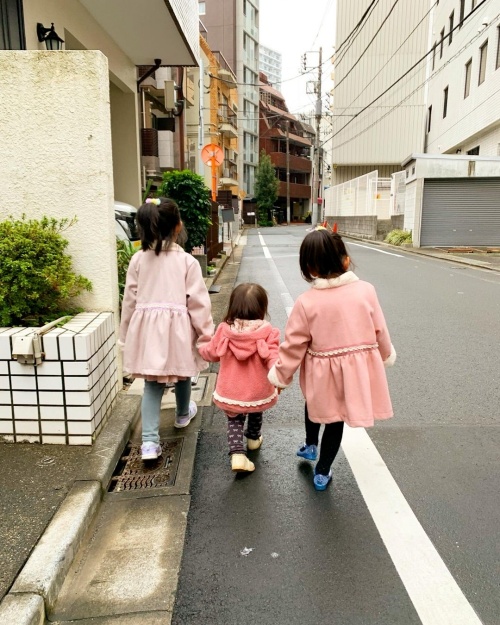 森崎友紀さん娘さんたち後ろ姿