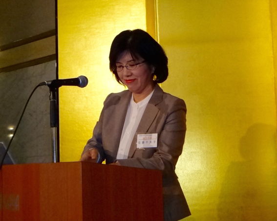 同窓会で講演する佐藤千矢子さん